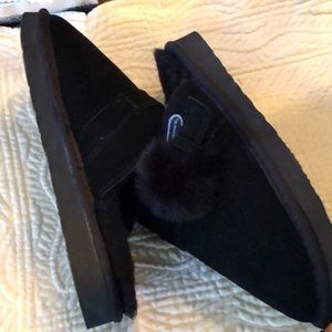 🧸Bearpaw Cozy wool blend lined + foot bed suede slippers + faux fur pompom trim